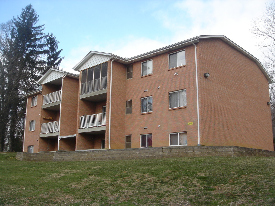 Primary Photo - Maple Crest Apartments