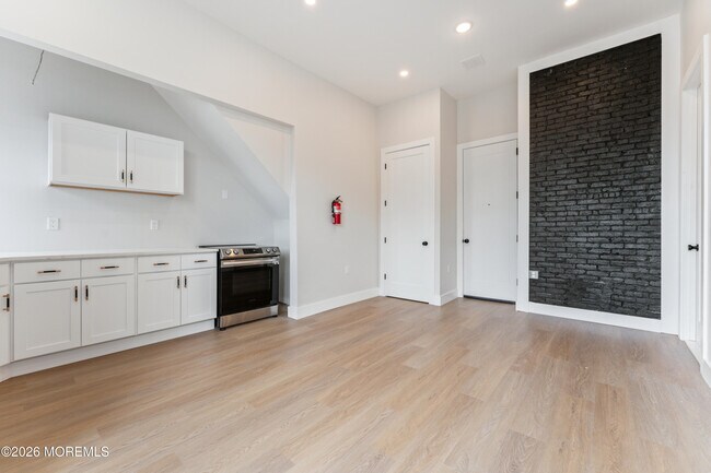 Foto del edificio - 64 W Main St