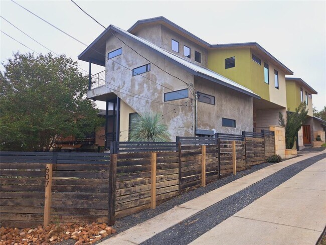 Building Photo - 607 Peacock Ln