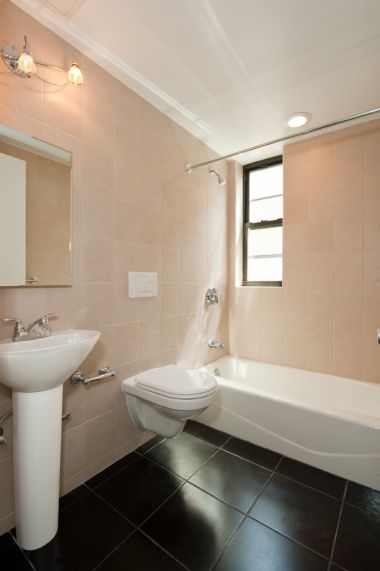 Baño - 101 East 116th Street