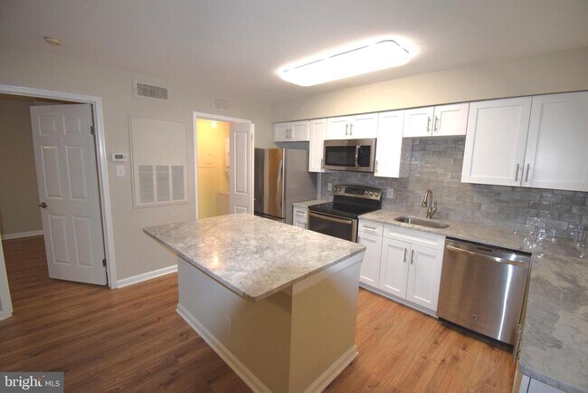 Foto del edificio - 3305 Wyndham Cir
