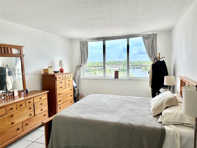 Foto del edificio - 5005 Collins Ave