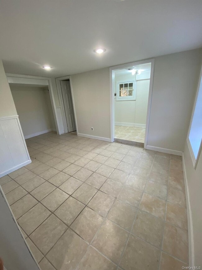 Building Photo - 459 Clove Rd