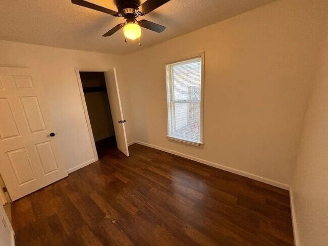 Building Photo - 1209 W Spruce Ave