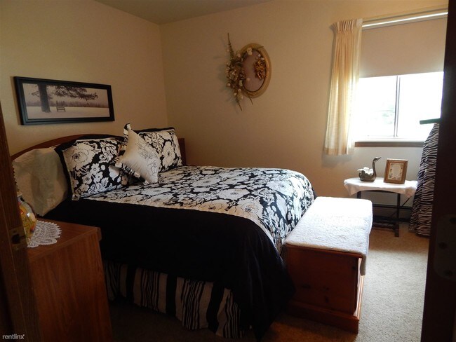 Building Photo - 200 E 1st St