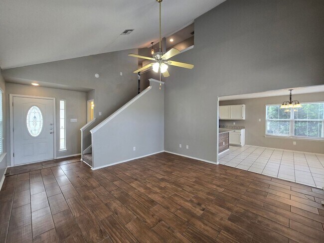 Foto del edificio - PRICE REDUCTION & AVAILABLE NOW!