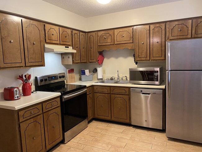 Stainless steel appliances complete kitchen - 114 Michael Dr