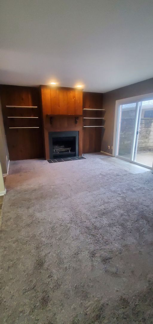 Building Photo - Spacious 2 bedroom 2 bath townhouse