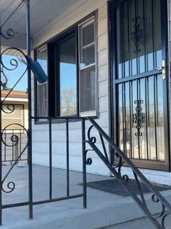 Building Photo - COMING SOON! 3 Bedrooms 1 Bathroom Home wi...