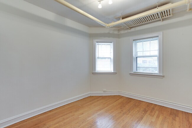 Building Photo - 4891 N Hermitage Ave