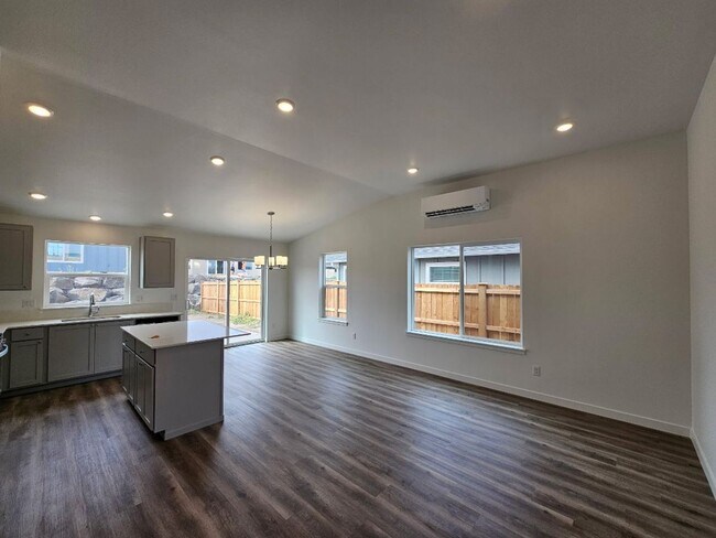 Foto del edificio - 587 Mitchell St