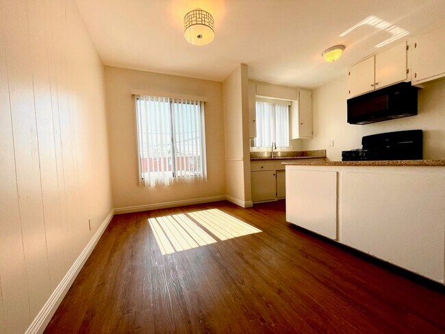 Foto del edificio - 7255 Bakman Ave