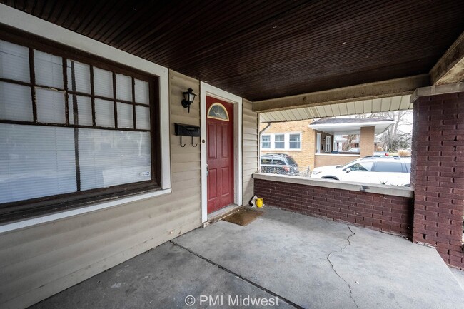 Building Photo - "Charming 3 Bedroom with Hardwood Floors i...