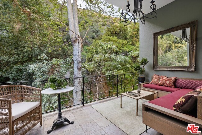 Foto del edificio - 2061 Nichols Canyon Rd