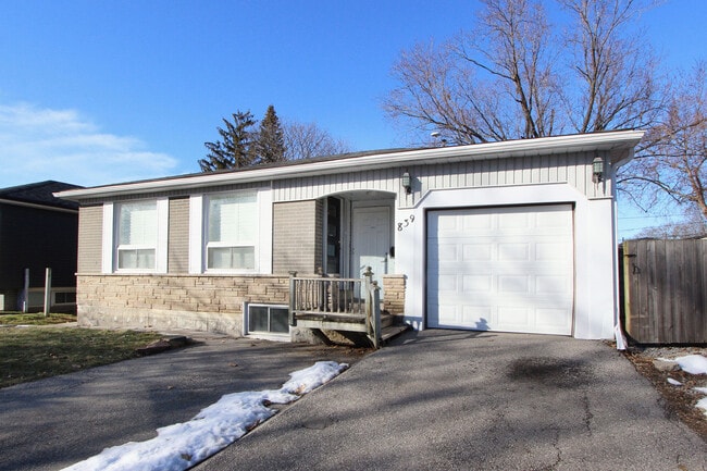 Building Photo - Bright and Spacious Main Floor Apartment f...