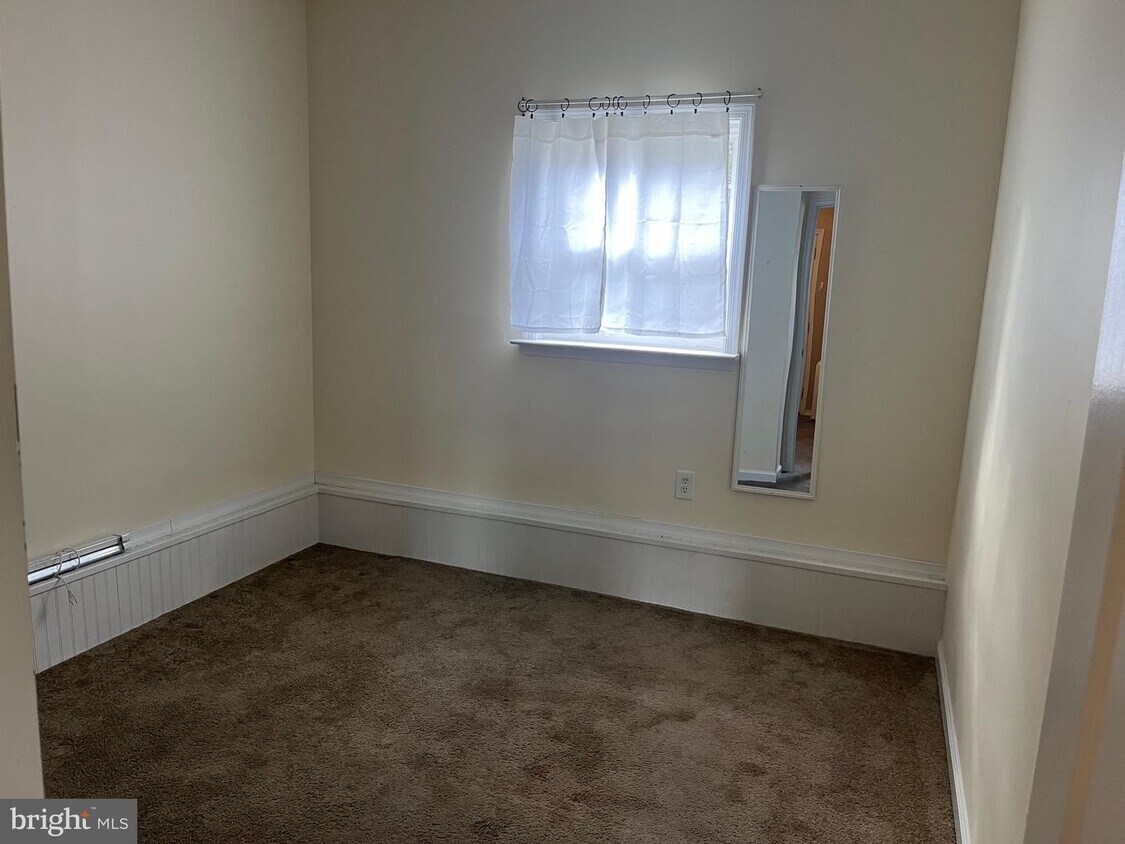 7619 Regency Glen Dr, Fredericksburg, VA 22407 Room for Rent in