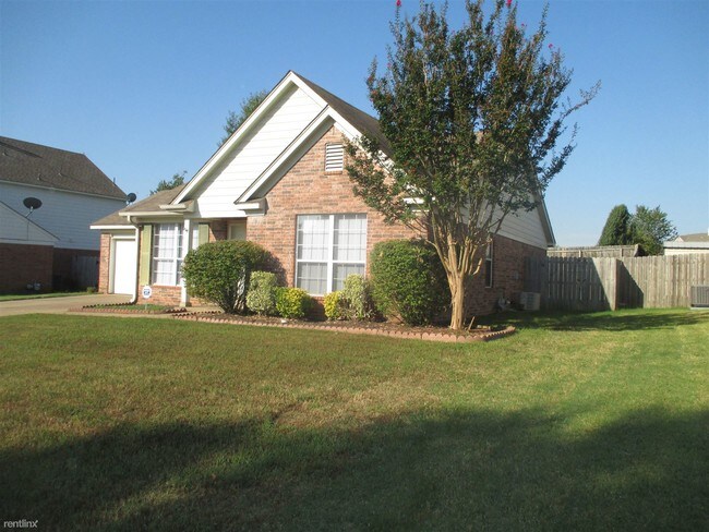 Building Photo - 130 Pinewood Dr