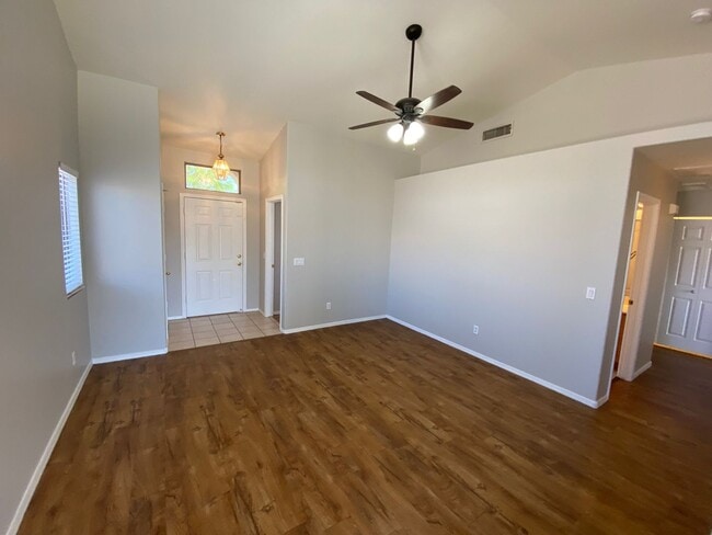 Building Photo - Close to community amenities!