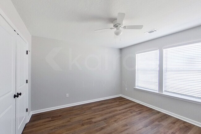 Foto del edificio - 10 Camper Cir