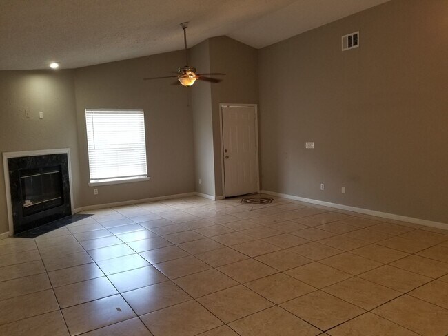 Foto del edificio - 3 Bed 1 Bath Home
