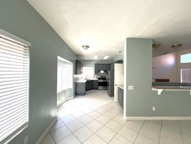 Foto del edificio - Spacious 4-Bedroom Home with Large Backyard in Moreno Valley