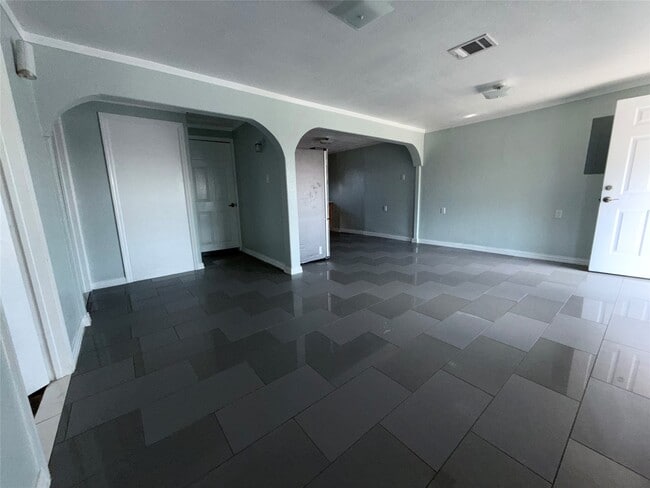 Building Photo - 13809 Hershe St