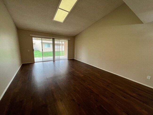 Foto del edificio - Wonderful Coronado Floorplan with 2 Car Garage