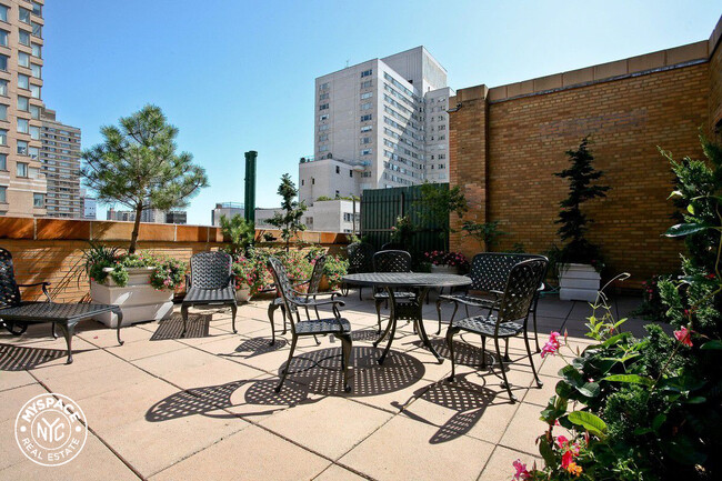Building Photo - 210 E 68th St