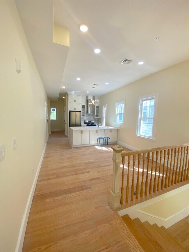 Building Photo - 32 Putnam Ave