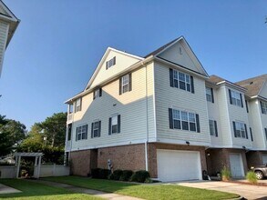 Building Photo - 748 Sequoia Way