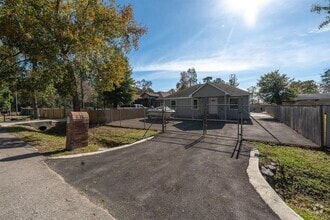 Building Photo - 9526 Nyssa St