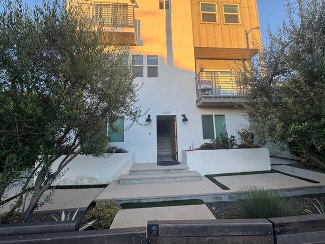 Building Photo - 5919 Dauphin Ave