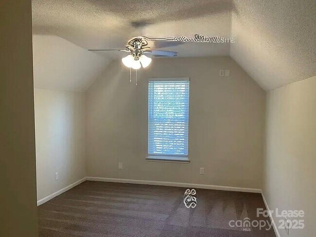 Foto del edificio - 15832 Hollingbourne Rd