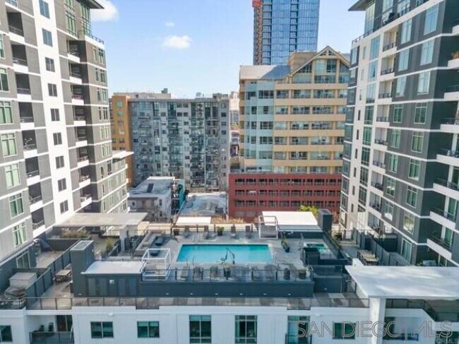 Building Photo - 425 W Beech St