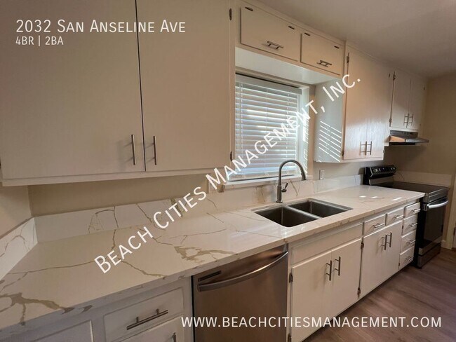 Foto del edificio - Remodeled 4 Bedroom 2 Bath Front House wit...