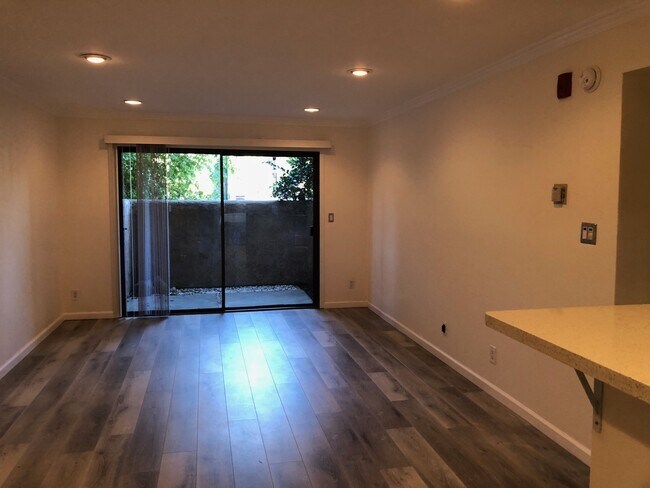 Foto del edificio - Amazing 1BD/1BA Condo in Prime Woodland Hi...