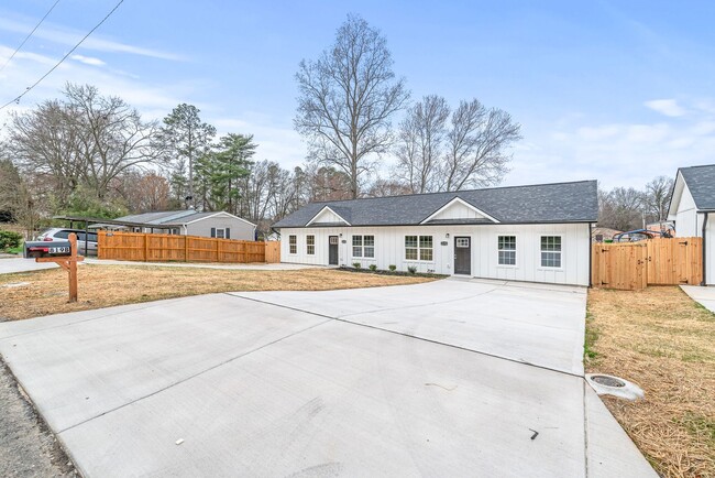 Building Photo - Beautiful Two Bedroom Duplex in Gastonia!