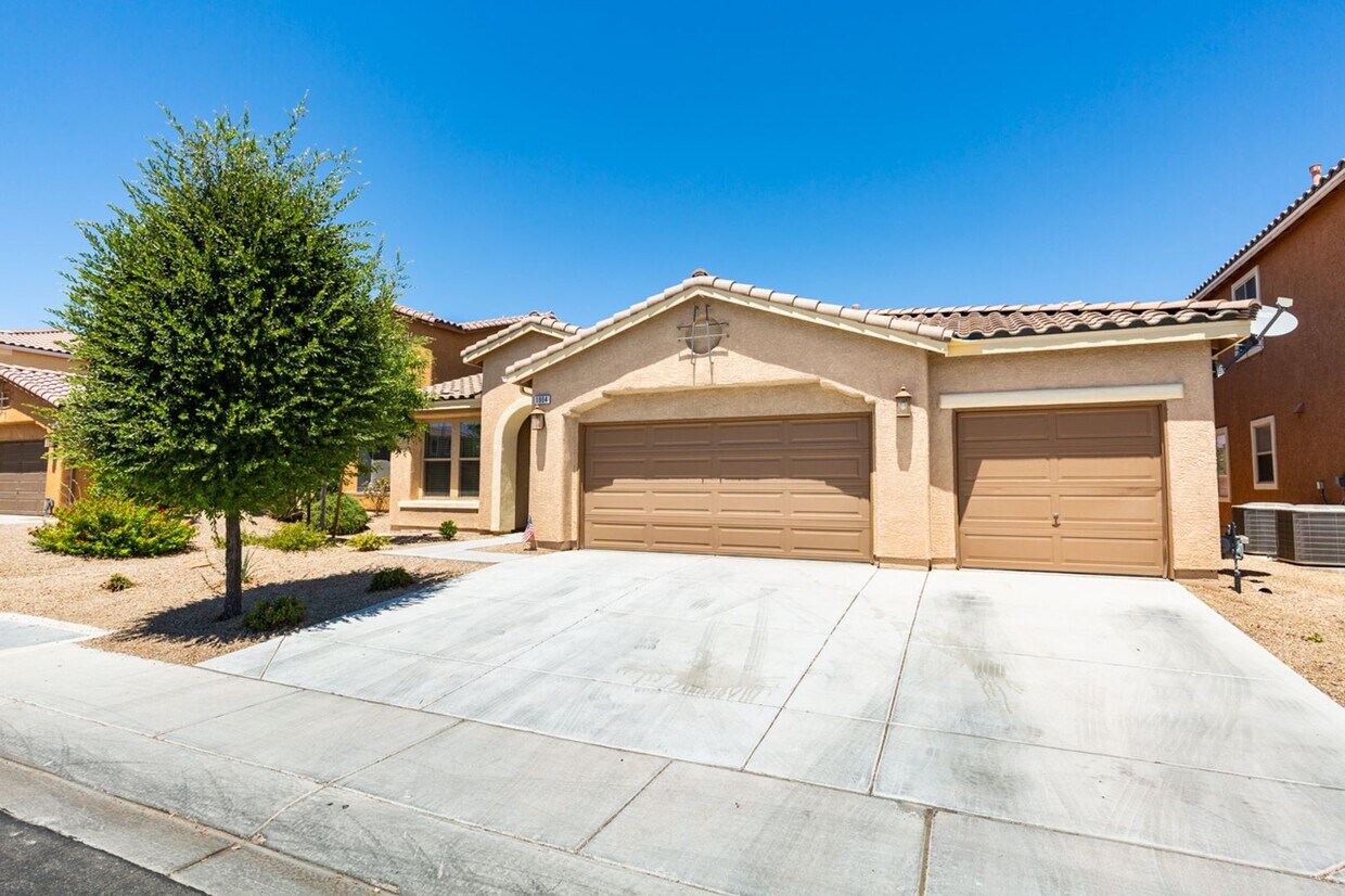 Primary Photo - WOW! EXCEPTIONAL ONE STORY HOME!