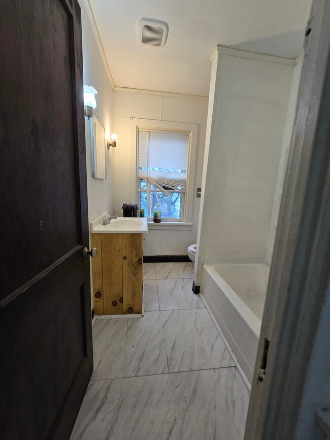 Building Photo - 1429 Naudain St