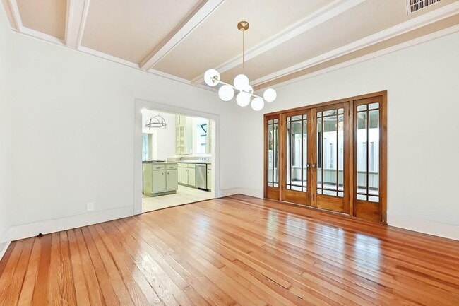 Building Photo - 507 E Live Oak St
