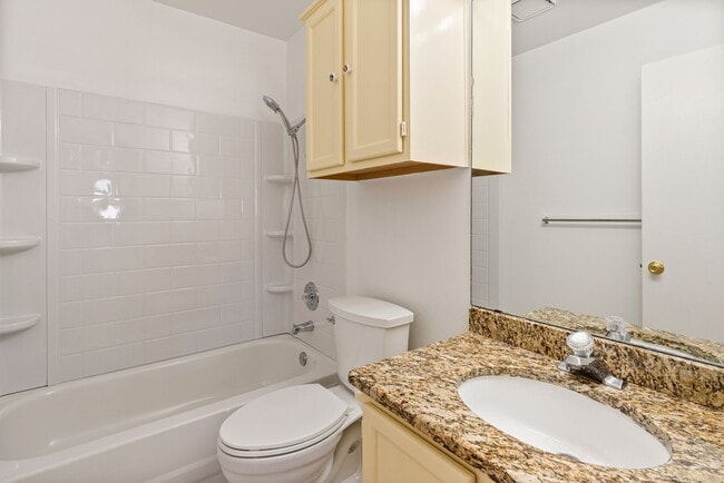 Building Photo - Beautiful 3 bedroom, 2 bathroom home in No...