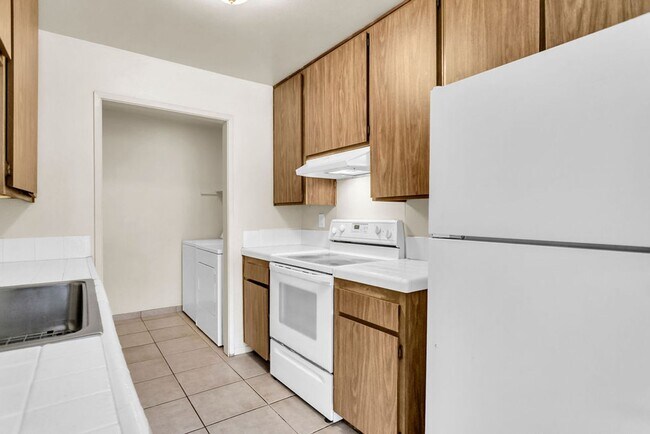 Foto del edificio - Great three bedroom/two bath single level corner townhome in UTC!