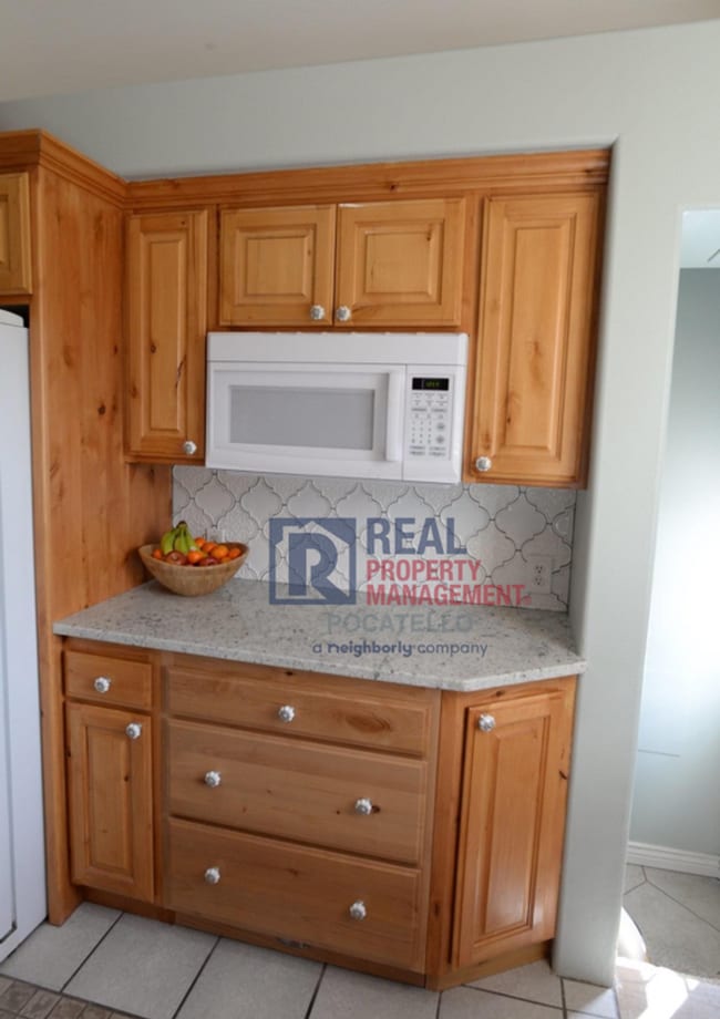 Building Photo - 3 bed 2 bath - House - Pet Friendly