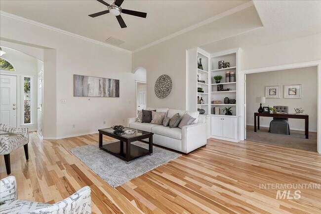 Foto del edificio - Stunning Home Near Warm Springs! FLEXIBLE ...