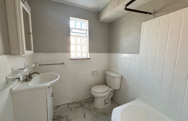 Foto del edificio - 596 Lowell Ave