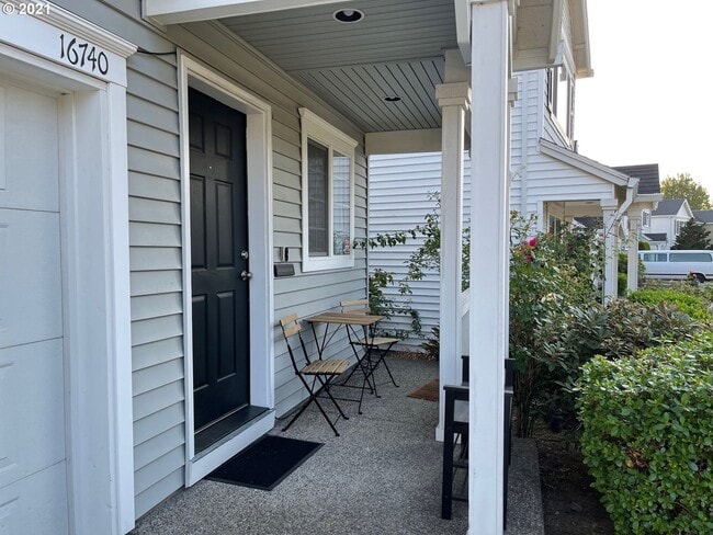Building Photo - Fabulous Bethany 3 Bed 2..5 Bath! Community Trails, A/C, Garage ~ Convenient to Nike, Intel & More!