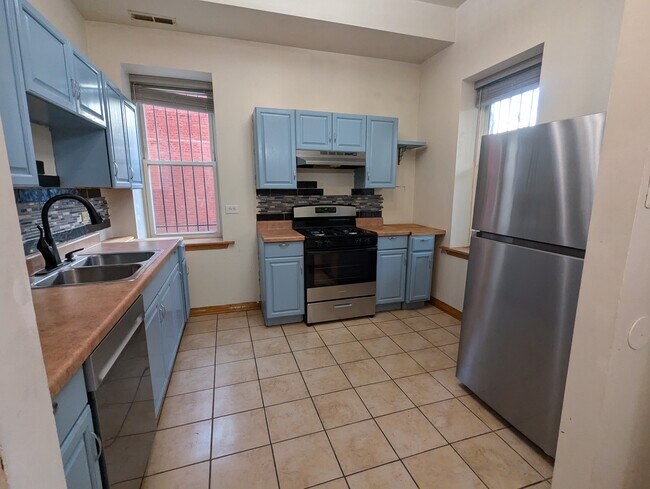 Kitchen - 3212 W Warren Blvd
