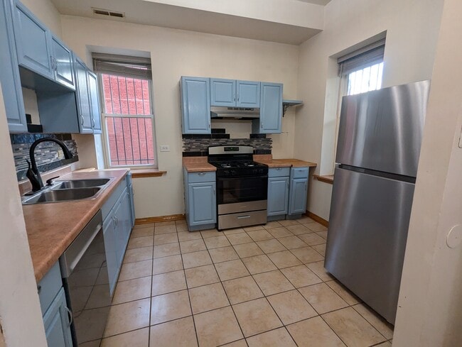 Kitchen - 3212 W Warren Blvd