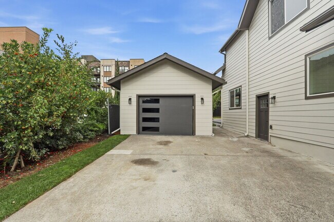 Building Photo - 437 NE Fargo St