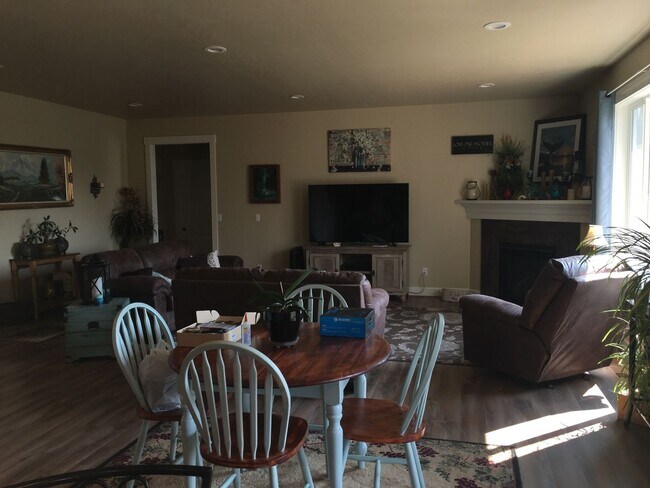 Foto del edificio - 3 Bedroom 2 Bath Home in NW Redmond Furniture NOT Included.